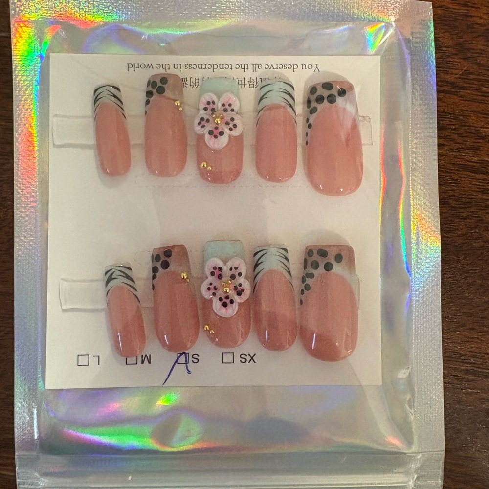 Elegant Floral Press-On Nails Set